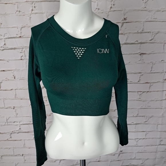 𝅺ICANIWILL (Iciw) Dynamic Seamless Crop Top - Picture 3 of 8